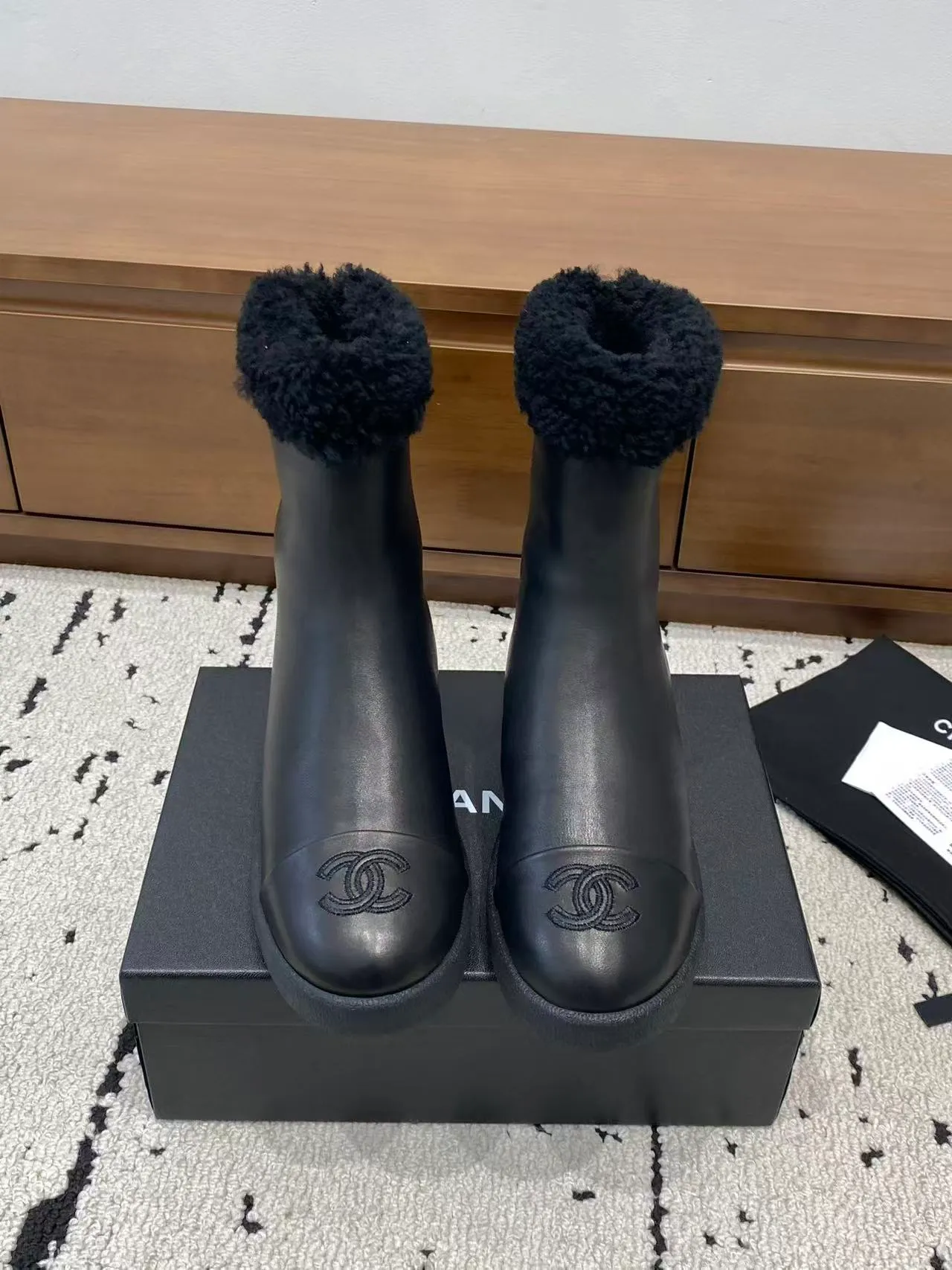 👟👟Ex-factory price 700👟👟 🍀Chanel 2025 autumn and winter furry snow boots. Chanel new autumn and winter genuine wool slippers and boots. Xiaoxiang’s 2025 autumn and winter most beautiful snow boots. Classic, beautiful and warm snow boots❤️Super warm! It's enough to have it this winter, it's really beautiful and fairy~ Materials and craftsmanship: The upper is made of custom sheepskin/wool/sheepskin, and the inner pads are all made of wool. It feels very soft and comfortable! The sole is the original TPU outsole Size: 35-39 (40.41 customized, non-refundable)